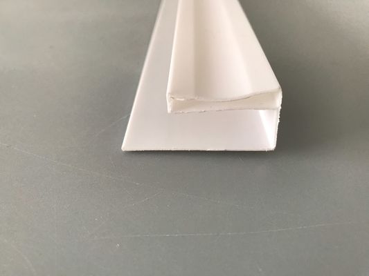 PVC panellerinin montajı için PVC aksesuarları Beyaz PVC Profili-U Parlak Baskı Ekstrüde Plastik U Kanalı Su geçirmez UV Koruması