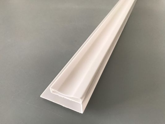 PVC panellerinin montajı için PVC aksesuarları Beyaz PVC Profili-U Parlak Baskı Ekstrüde Plastik U Kanalı Su geçirmez UV Koruması