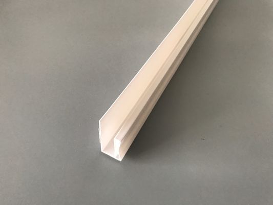 PVC panellerinin montajı için PVC aksesuarları Beyaz PVC Profili-U Parlak Baskı Ekstrüde Plastik U Kanalı Su geçirmez UV Koruması