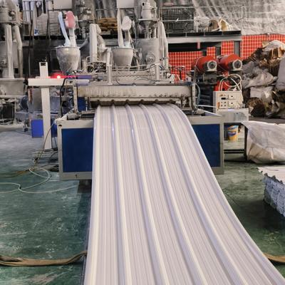 Beyaz 1130mm UPVC Çatı Taşları Plastik Çatı Taşları Ticari Merkez Çatı İhtiyaçları İçin Özel Termal Izolasyon Çözümü